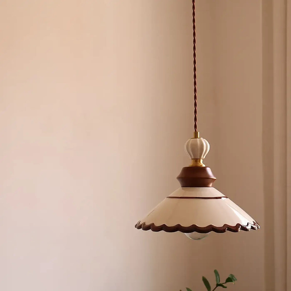 Suspension vintage en céramique avec détails en bois