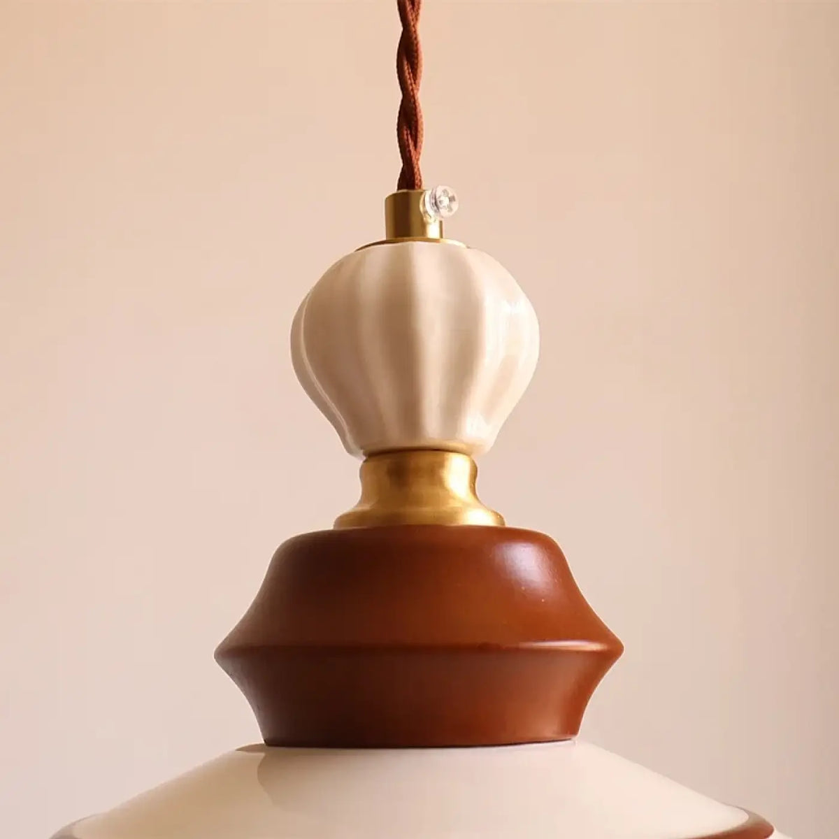 Suspension vintage en céramique avec détails en bois