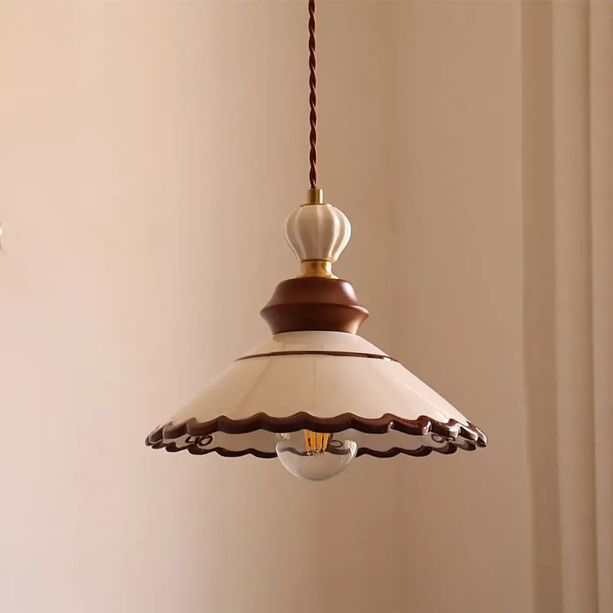 Suspension vintage en céramique avec détails en bois