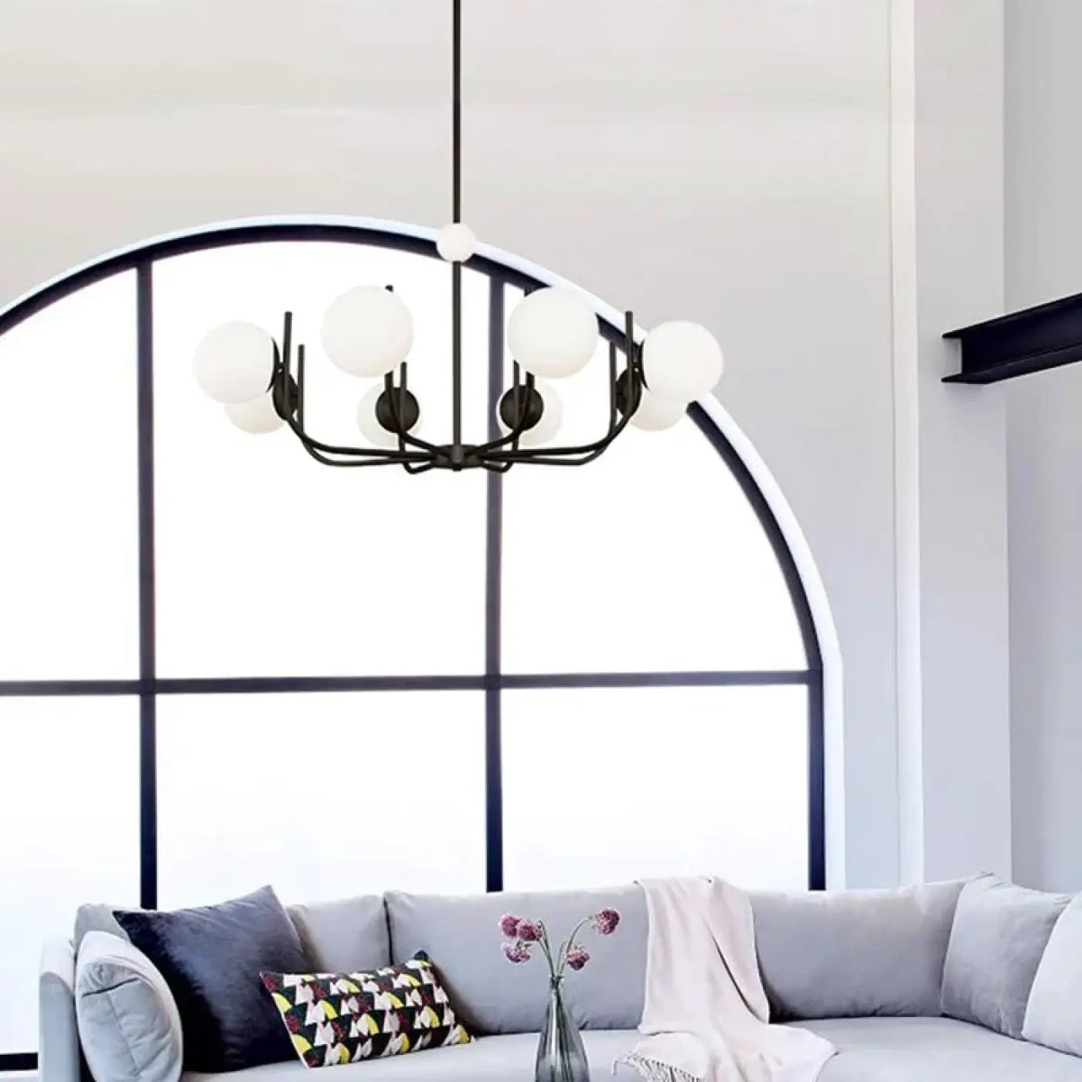 Suspension chandelier classique à globes opalins, S à L, noir