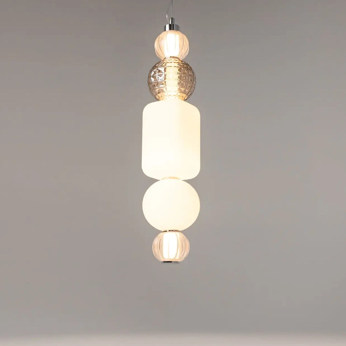 Suspension LED cinq globes en verre sur structure dorée