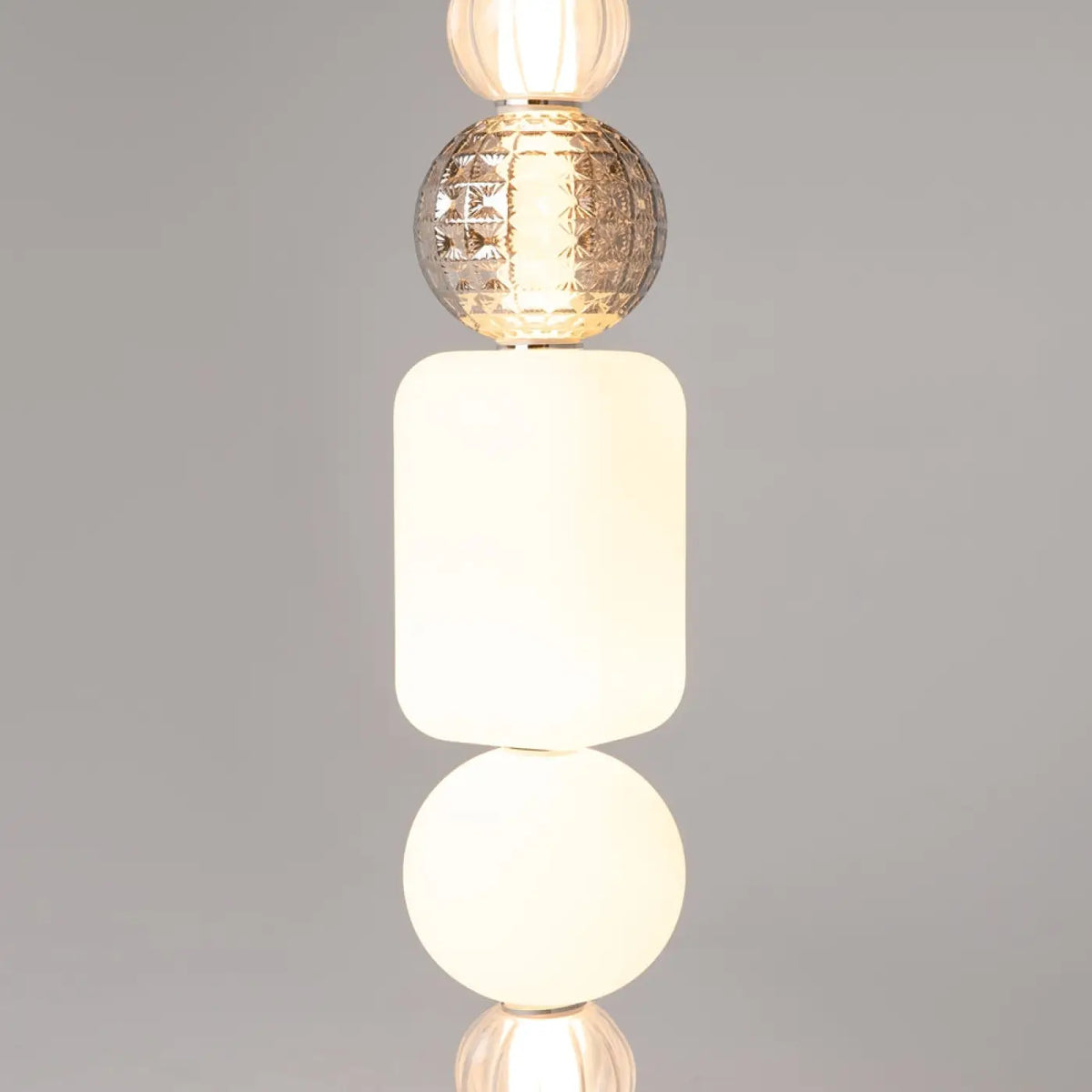 Suspension LED cinq globes en verre sur structure dorée