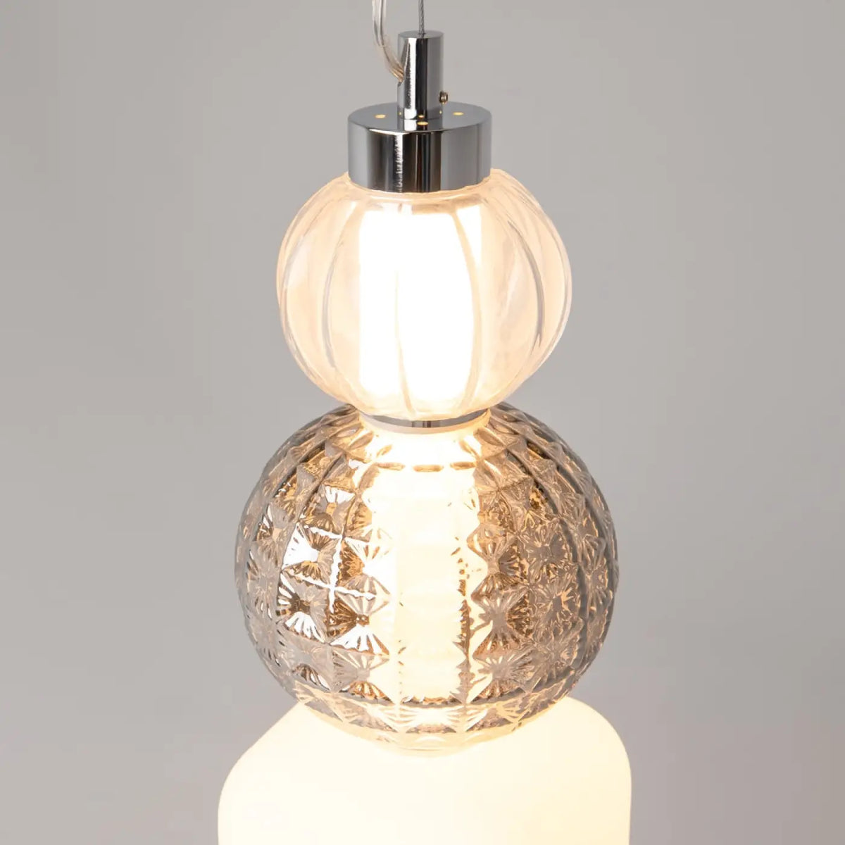 Suspension LED cinq globes en verre sur structure dorée