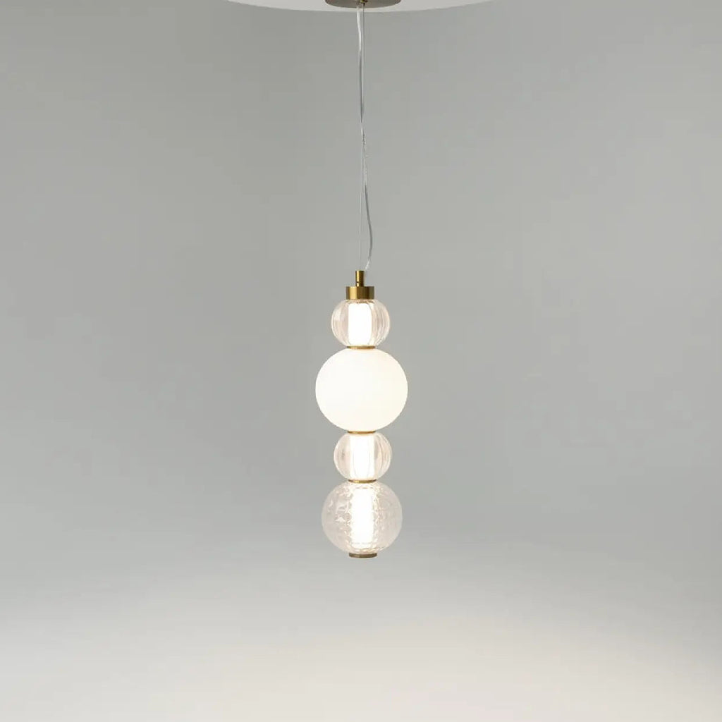Petite suspension LED globe de verre, col en métal doré