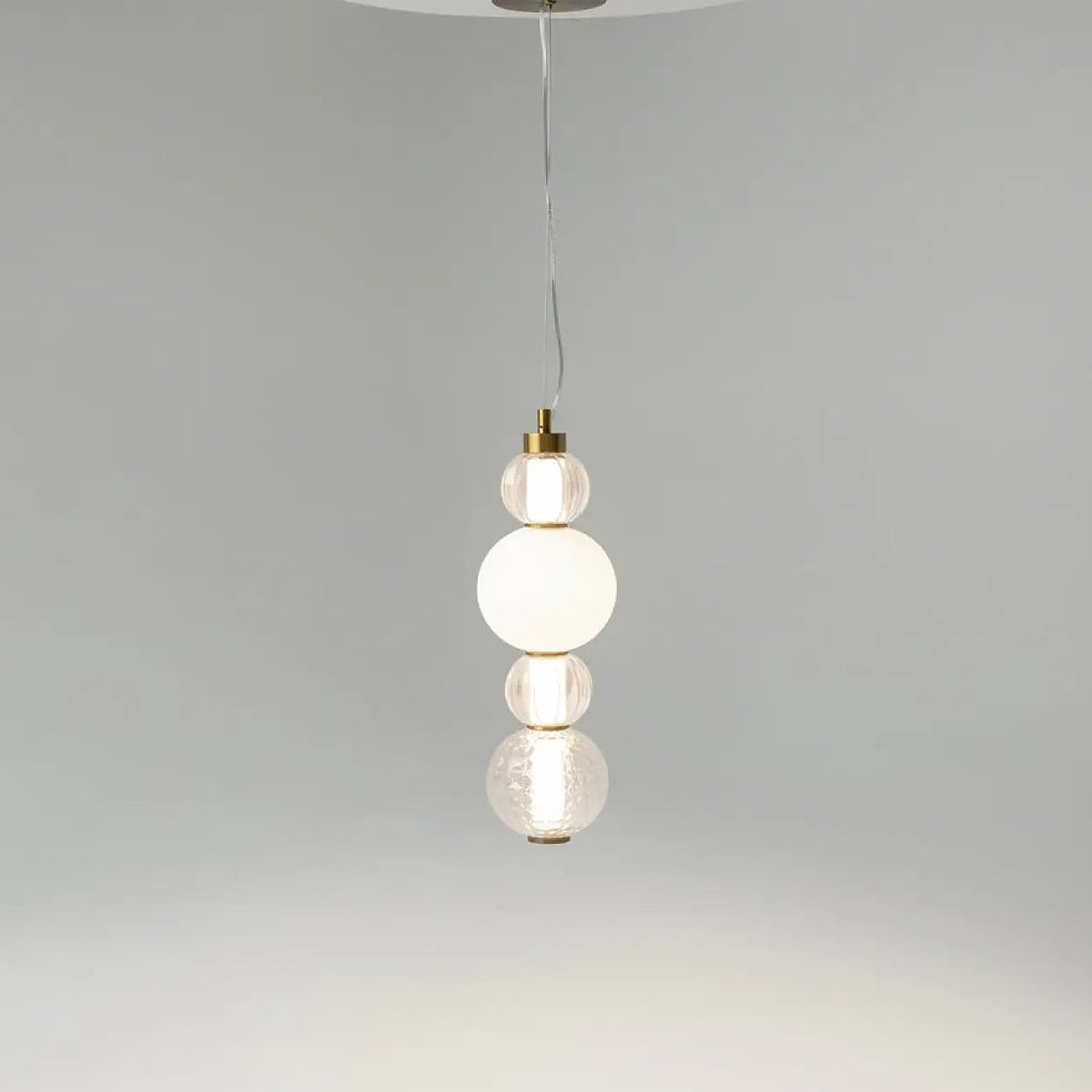 Petite suspension LED globe de verre, col en métal doré