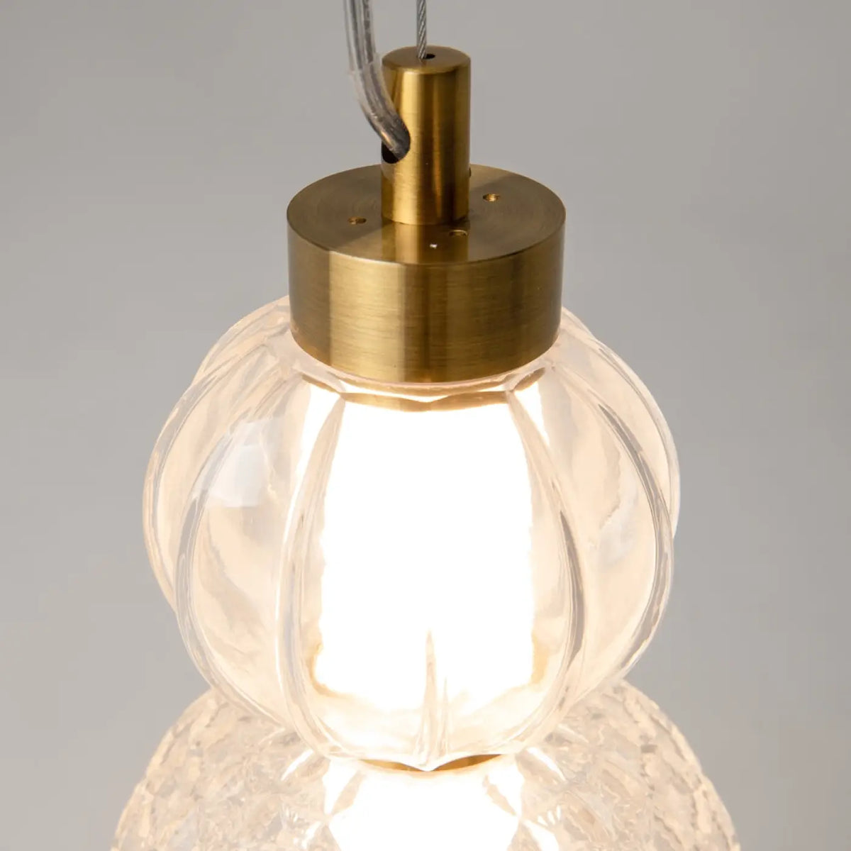 Petite suspension LED globe de verre, col en métal doré