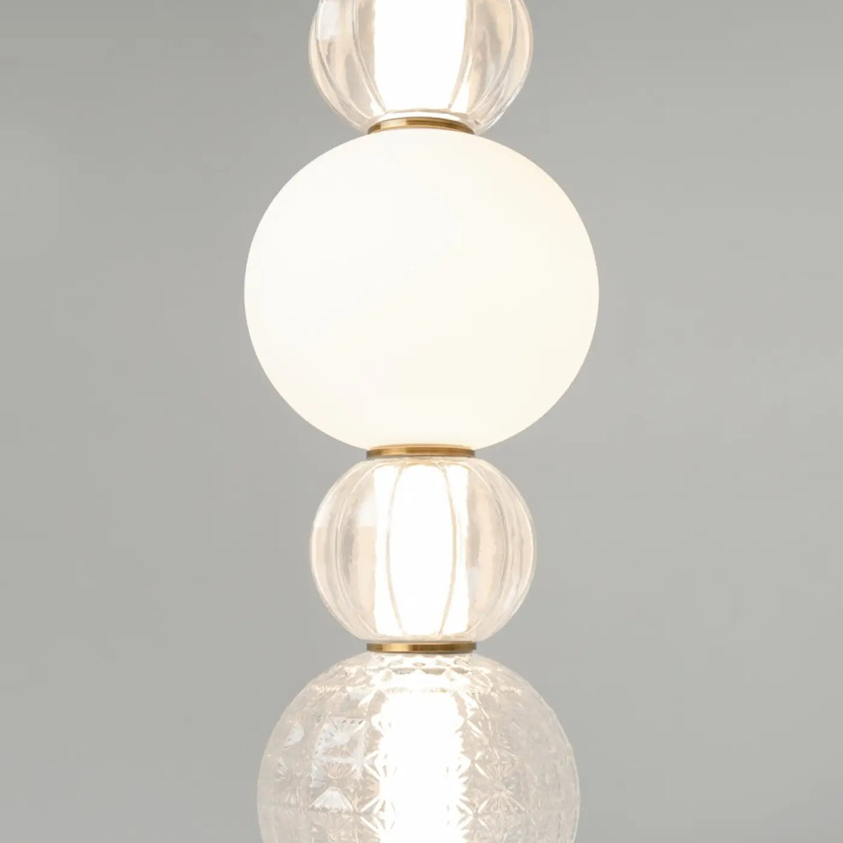 Petite suspension LED globe de verre, col en métal doré