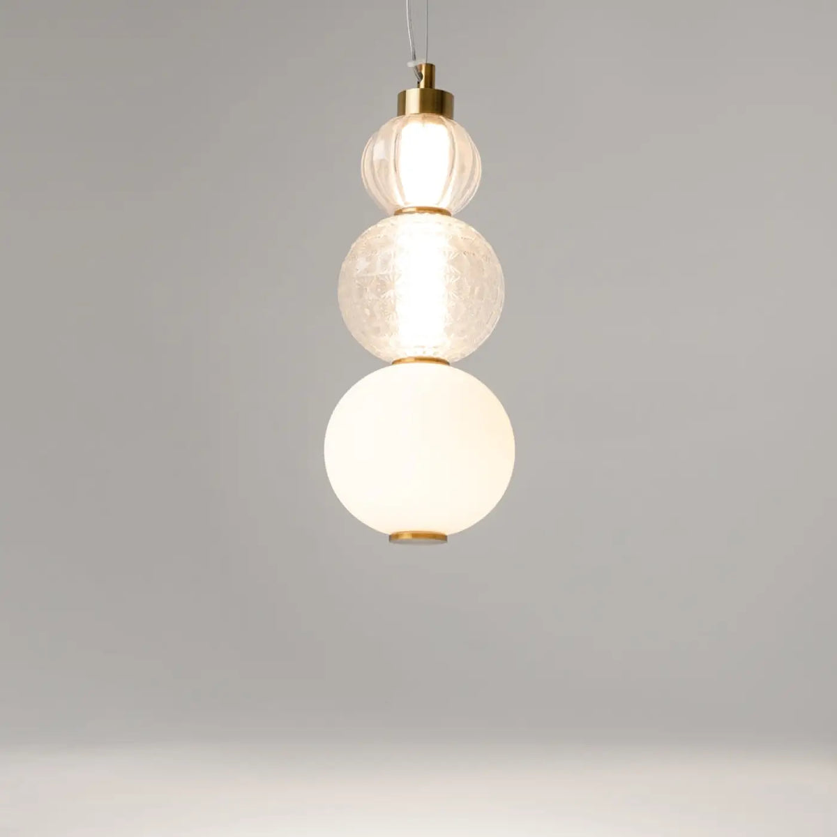 Petite suspension LED globe de verre, col en métal doré
