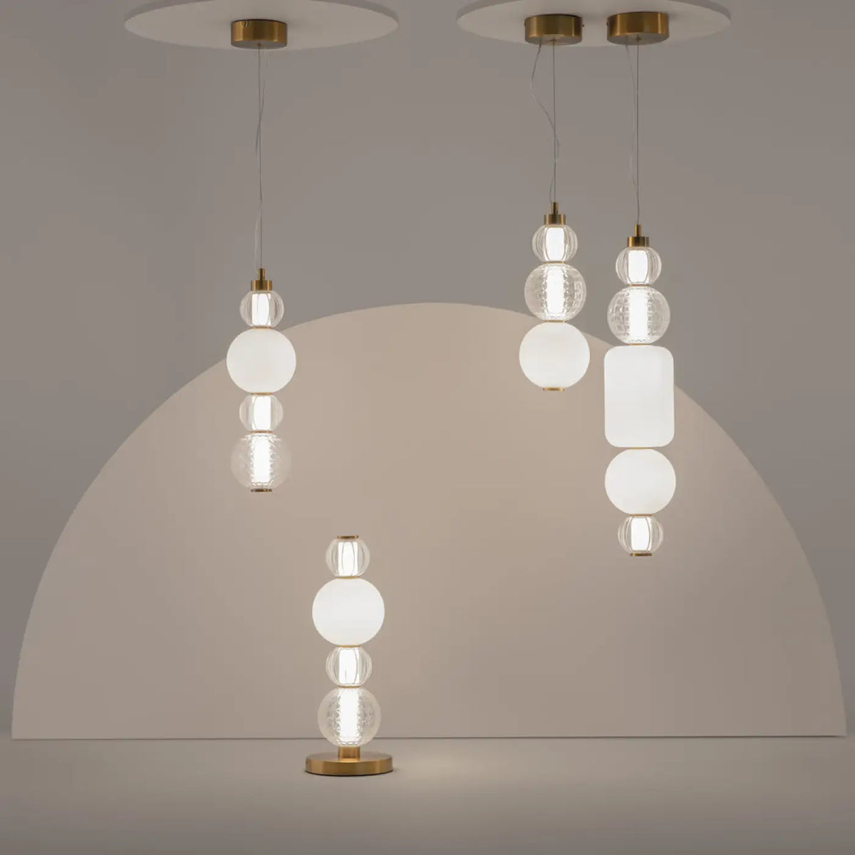 Petite suspension LED globe de verre, col en métal doré