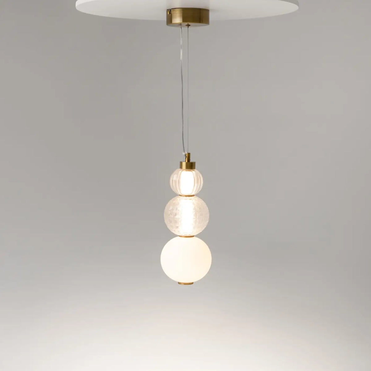 Petite suspension LED globe de verre, col en métal doré