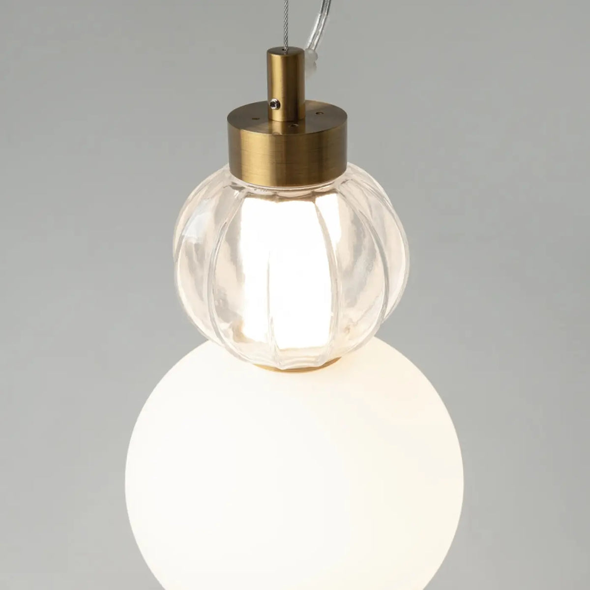 Petite suspension LED globe de verre, col en métal doré