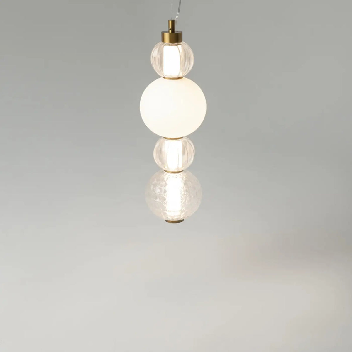 Petite suspension LED globe de verre, col en métal doré