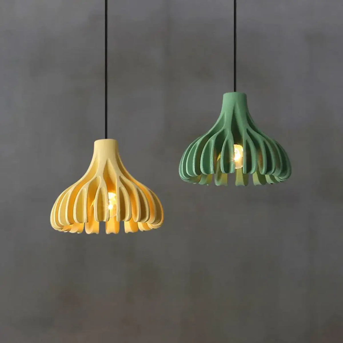 Suspension en bois et couleur, cinq coloris, lumière au choix, jaune