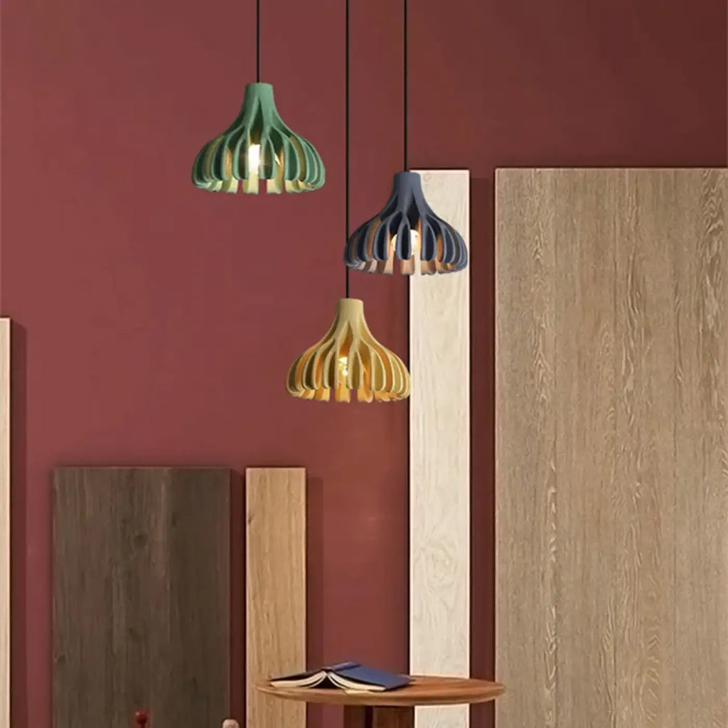 Suspension en bois et couleur, cinq coloris, lumière au choix