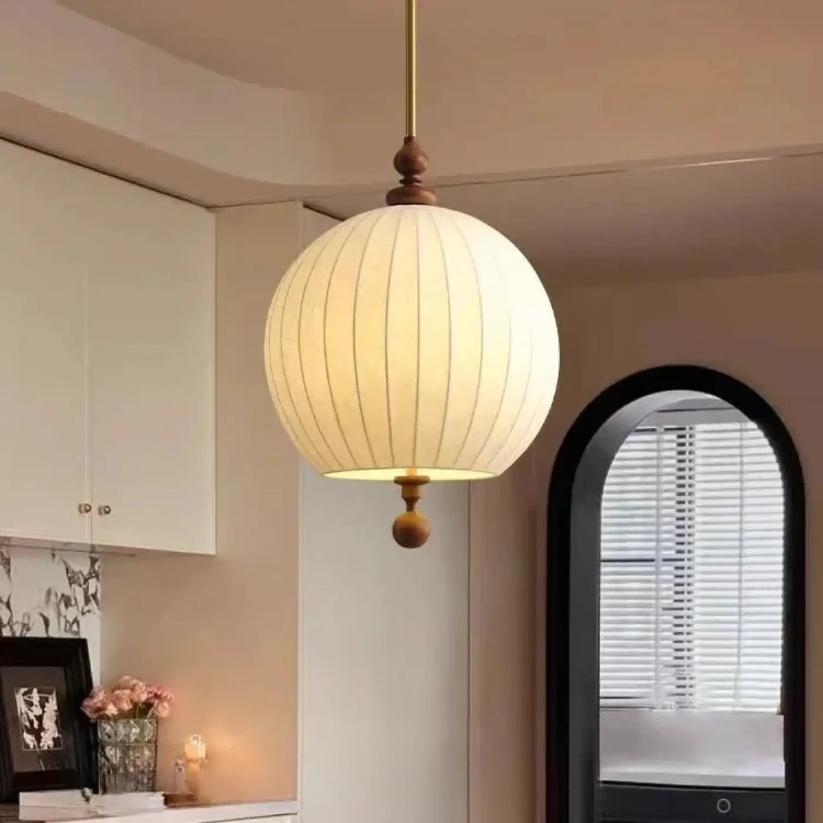 Suspension boule en tissu blanc et bois, style vintage