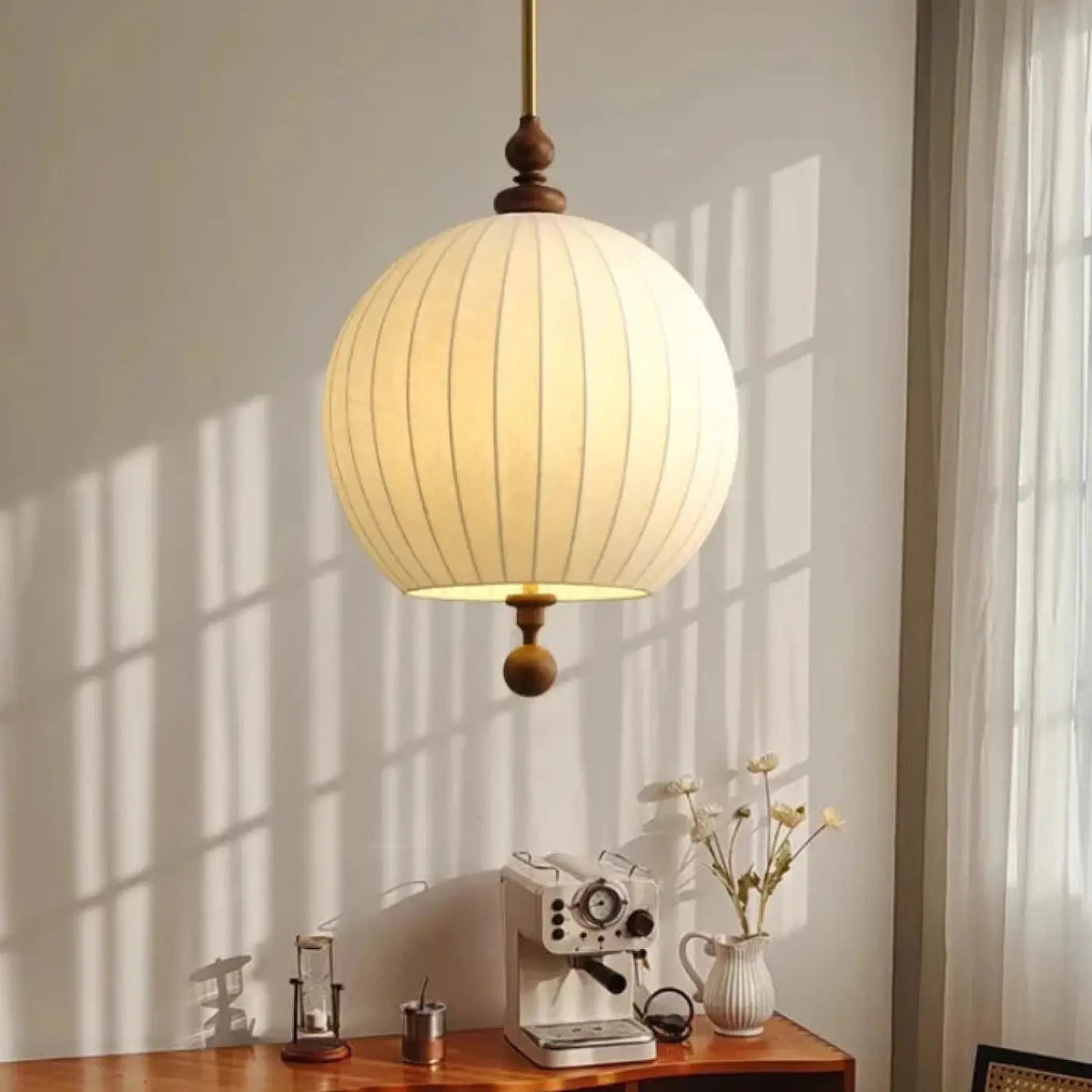 Suspension boule en tissu blanc et bois, style vintage