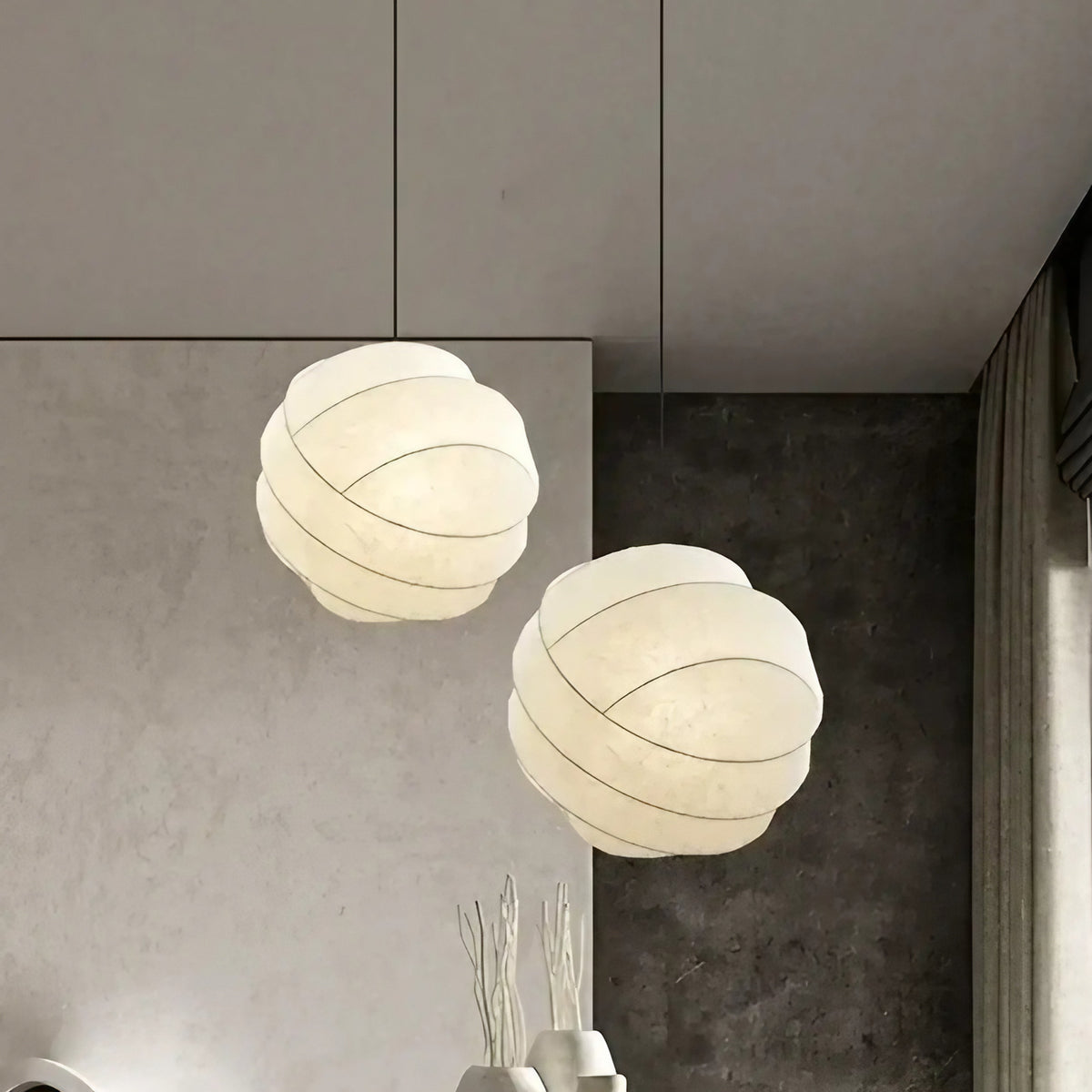 Suspension boule torsadée, armature métal et soie blanche