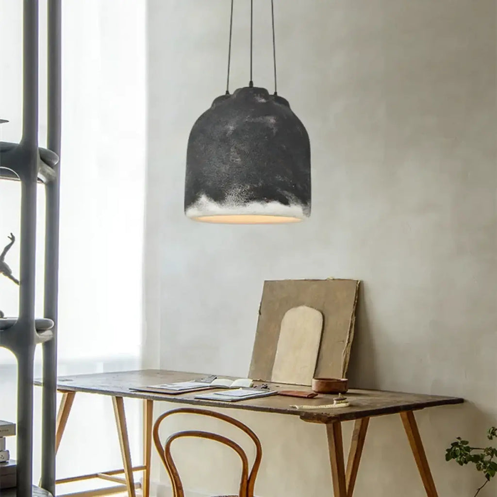 Suspension en résine, noire ou beige, au style épuré