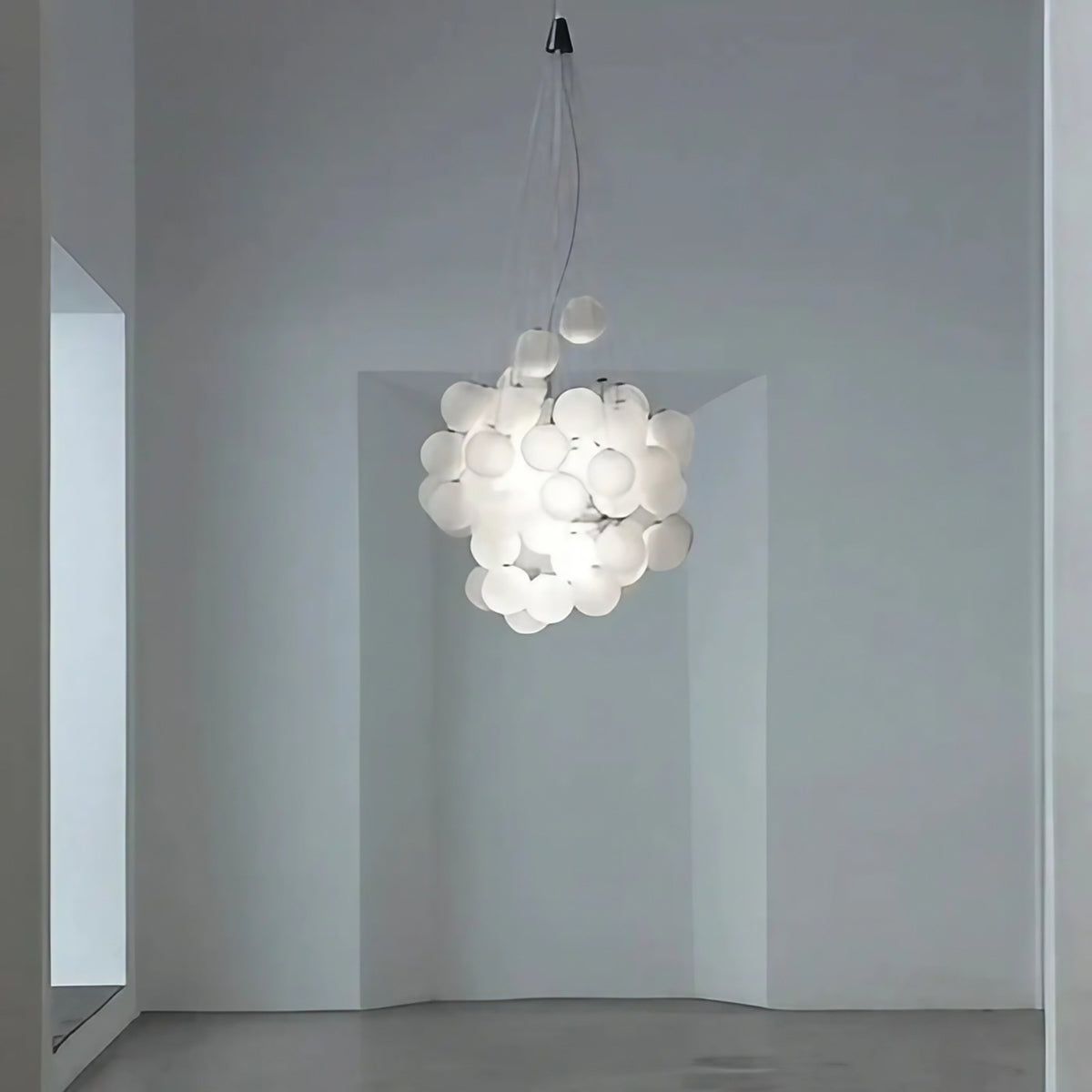Suspension à globes de verre contemporaine, blanche ou argentée, blanc