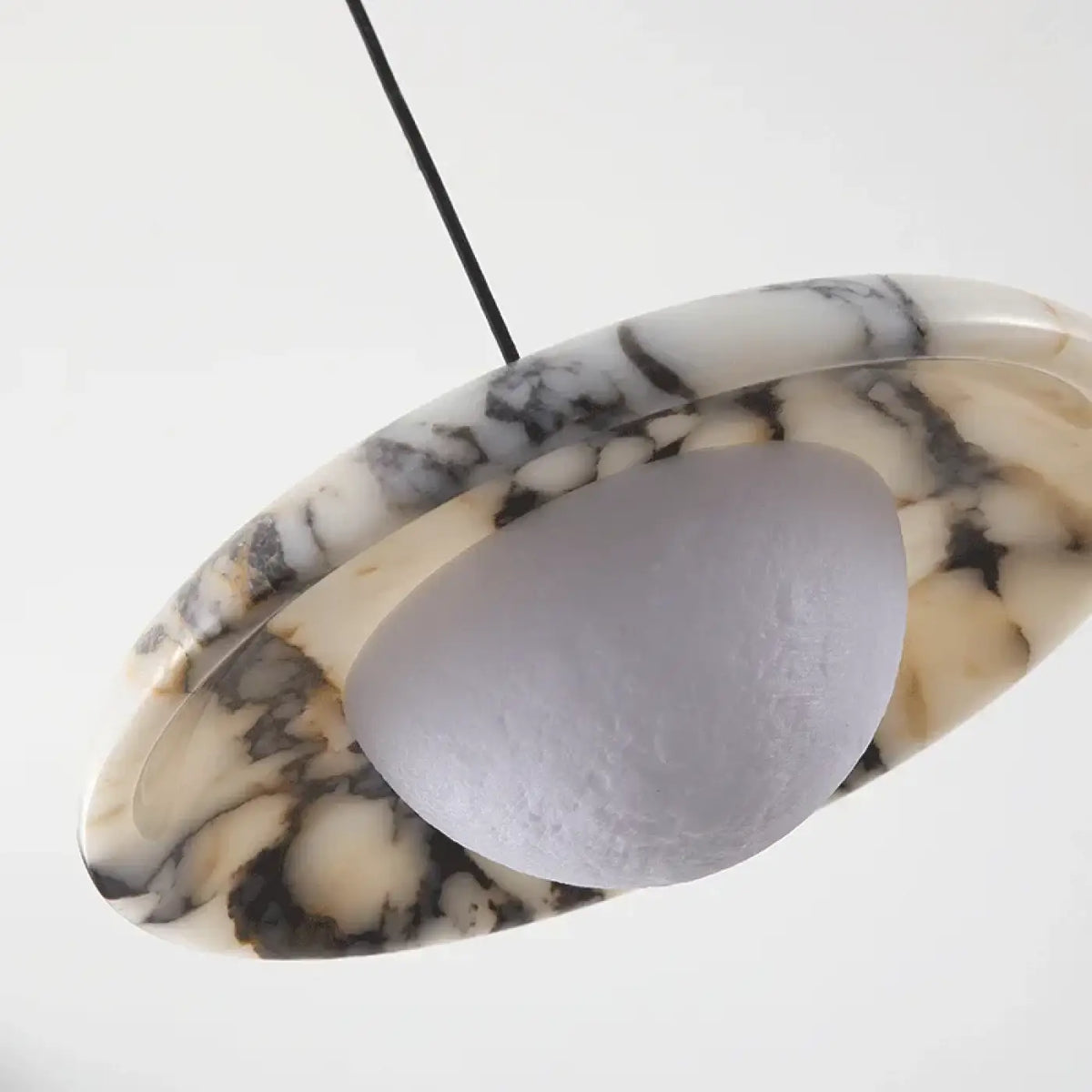 Suspension disque de marbre et demi-sphère, design épuré