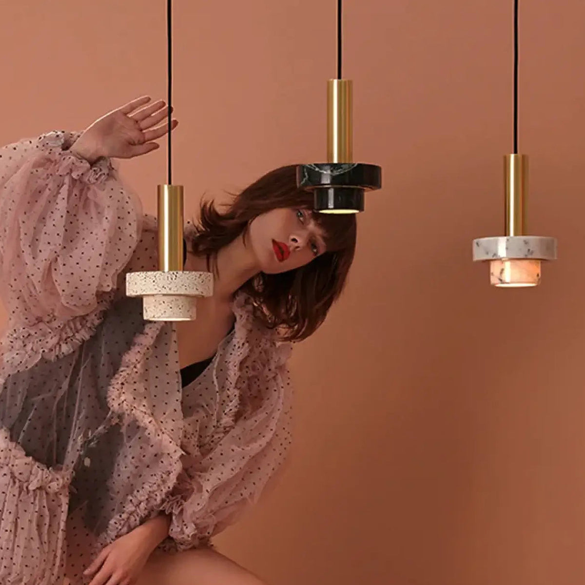 Suspension en laiton et terrazzo, blanc, gris ou noir