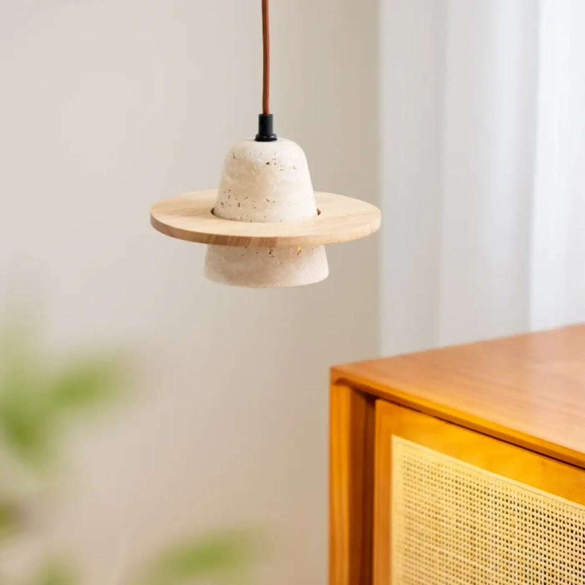 Suspension minimaliste en travertin et bois clair