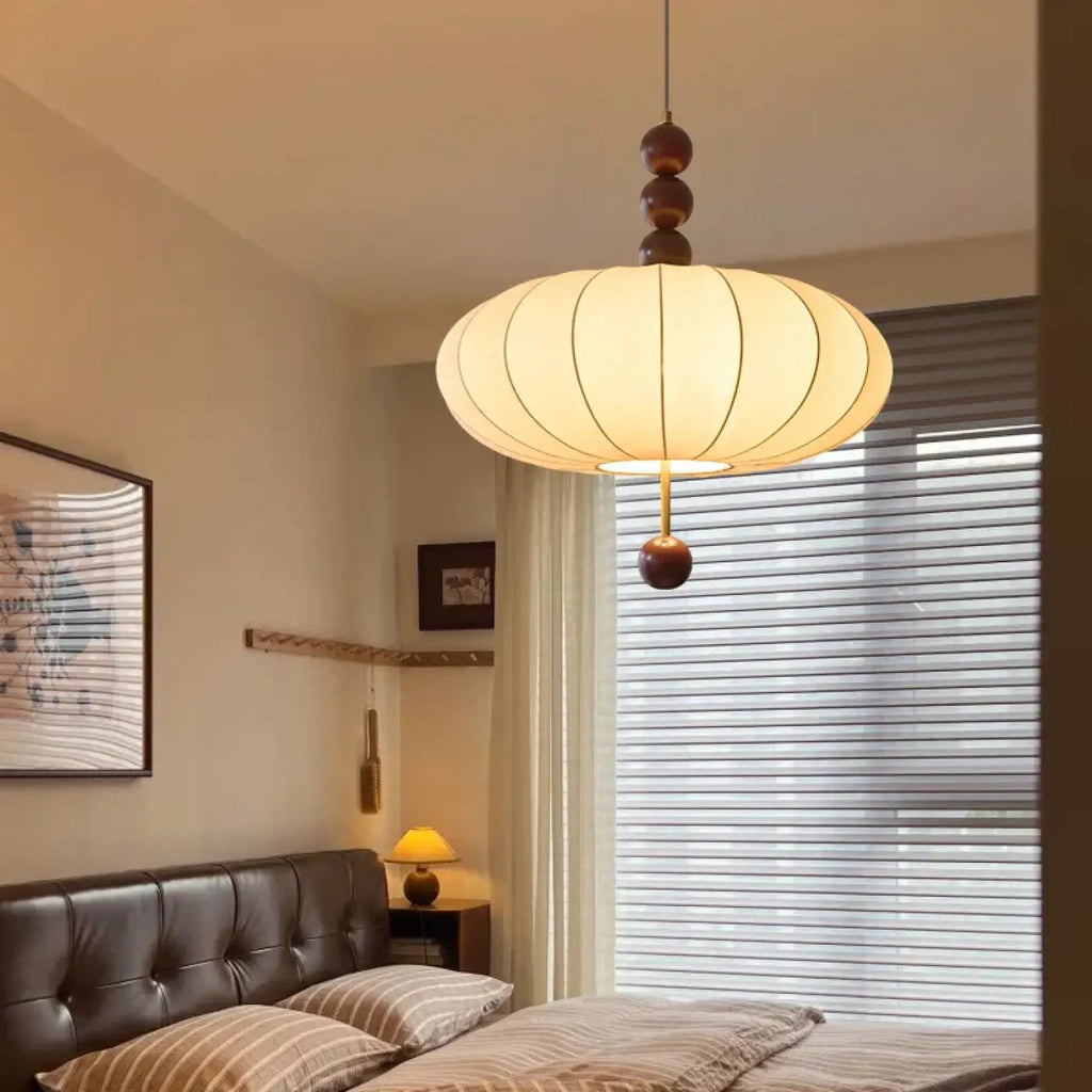 Suspension tissu beige ornée de boules en bois, tailles S et M