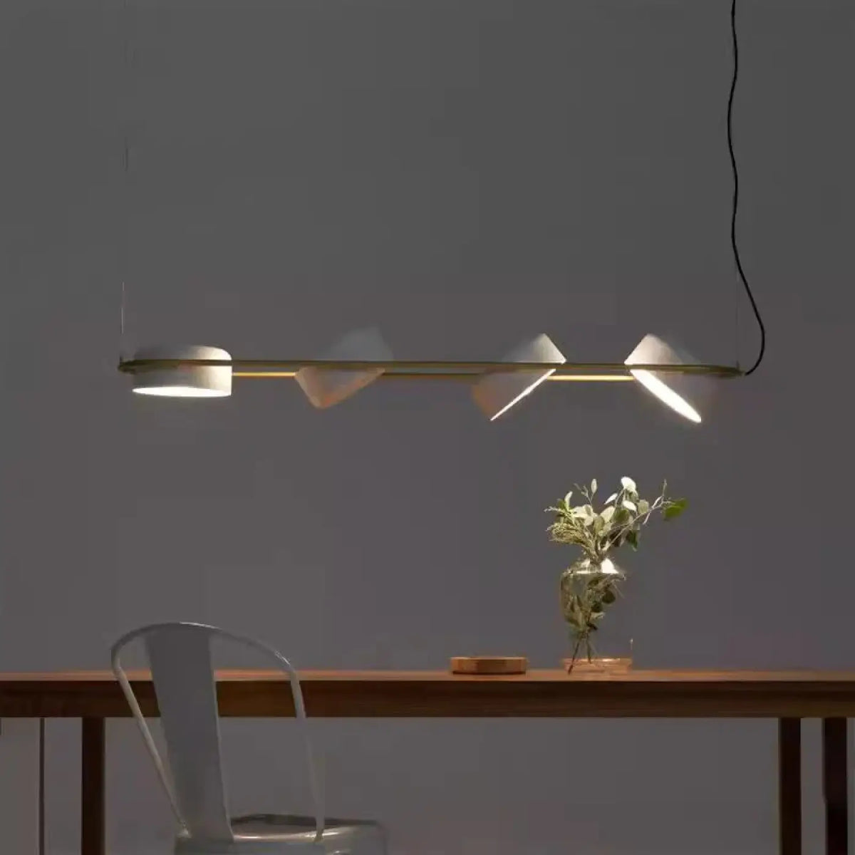 Suspension LED linéaire épurée, en noir ou en blanc, blanc