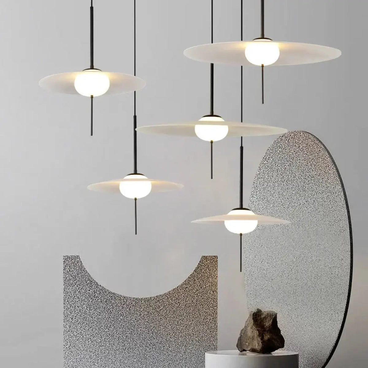 Suspension disque blanc sur tige noire, tailles S et M