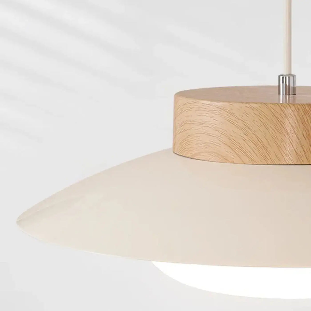 Suspension en bois et verre opalin, lumière douce