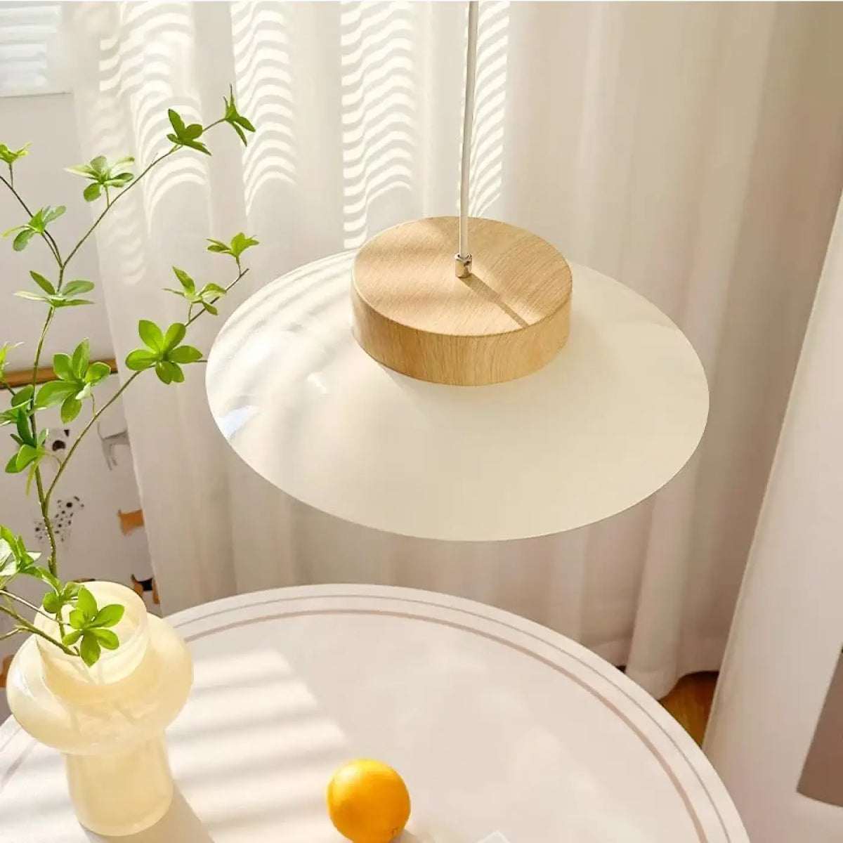 Suspension en bois et verre opalin, lumière douce