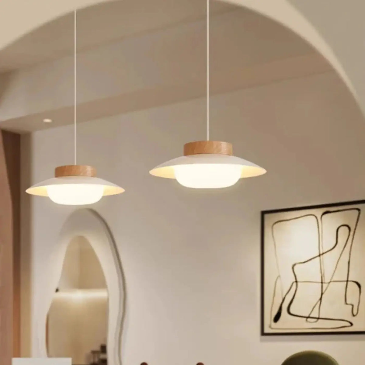 Suspension en bois et verre opalin, lumière douce