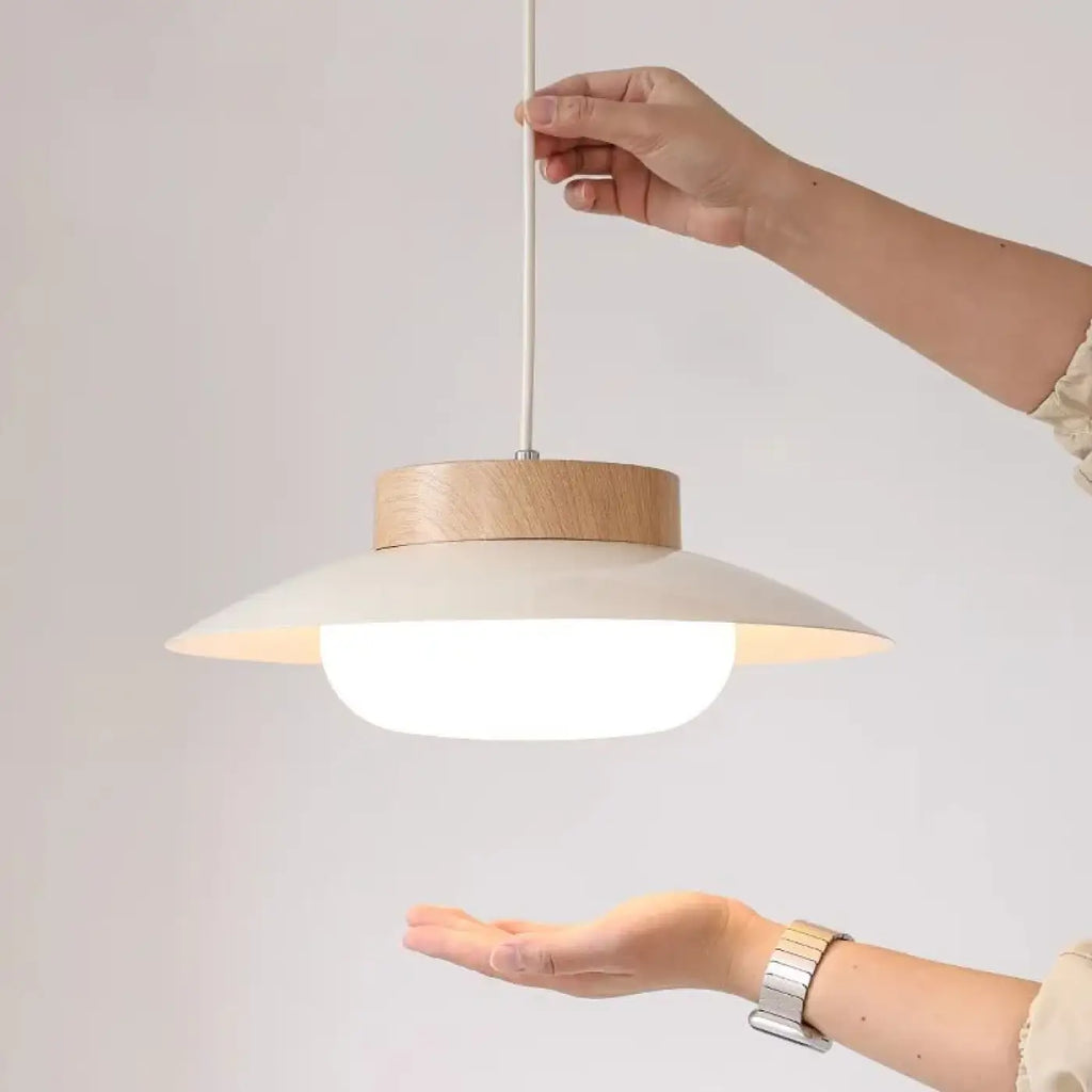 Suspension en bois et verre opalin, lumière douce