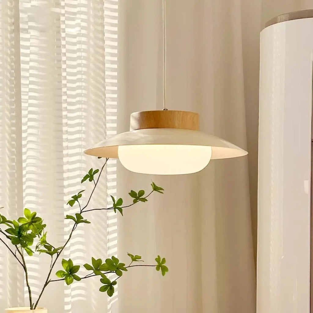 Suspension en bois et verre opalin, lumière douce