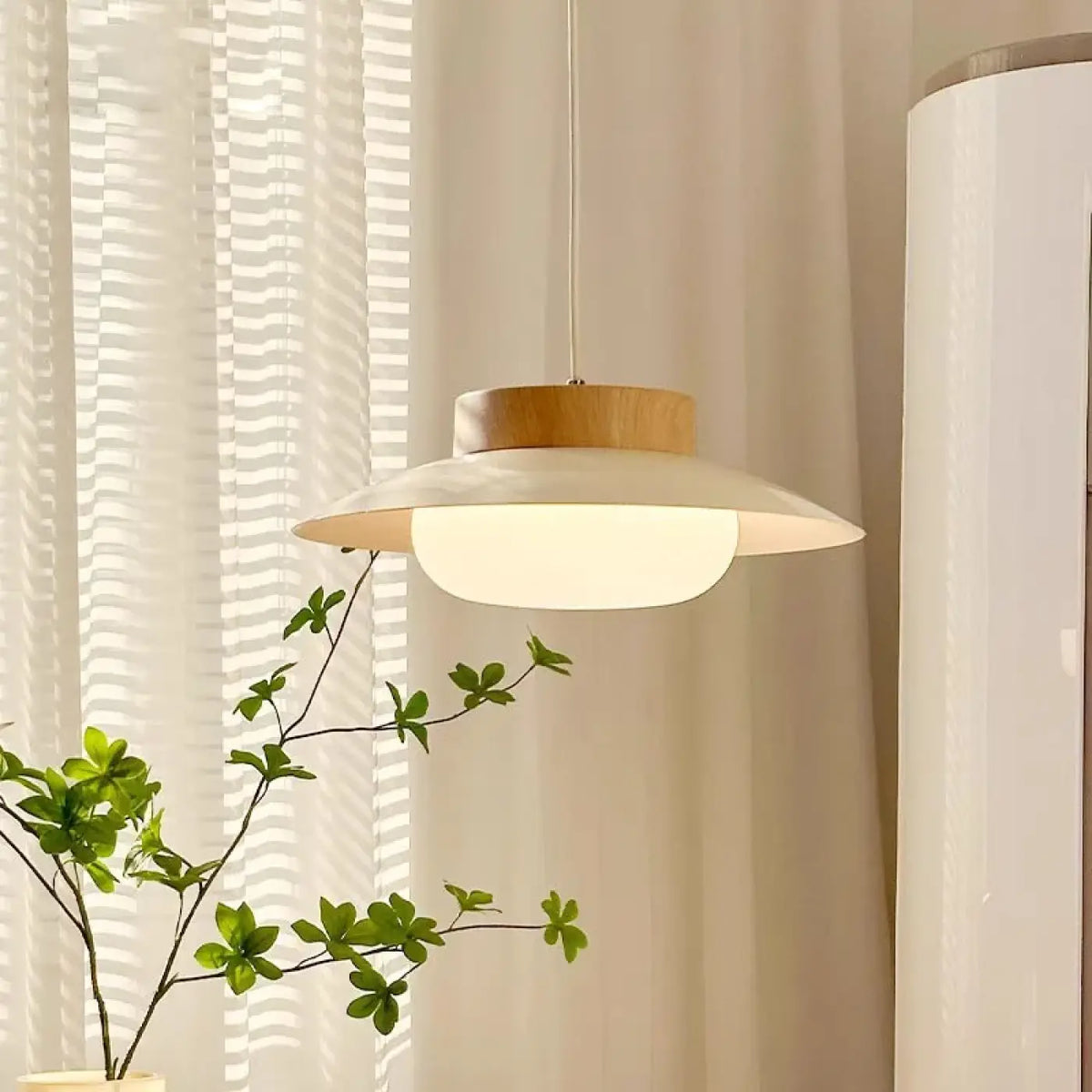 Suspension en bois et verre opalin, lumière douce