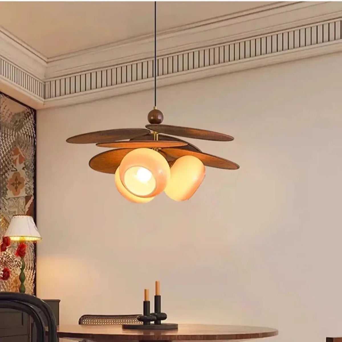 Suspension trois abat-jour en verre opalin et bois