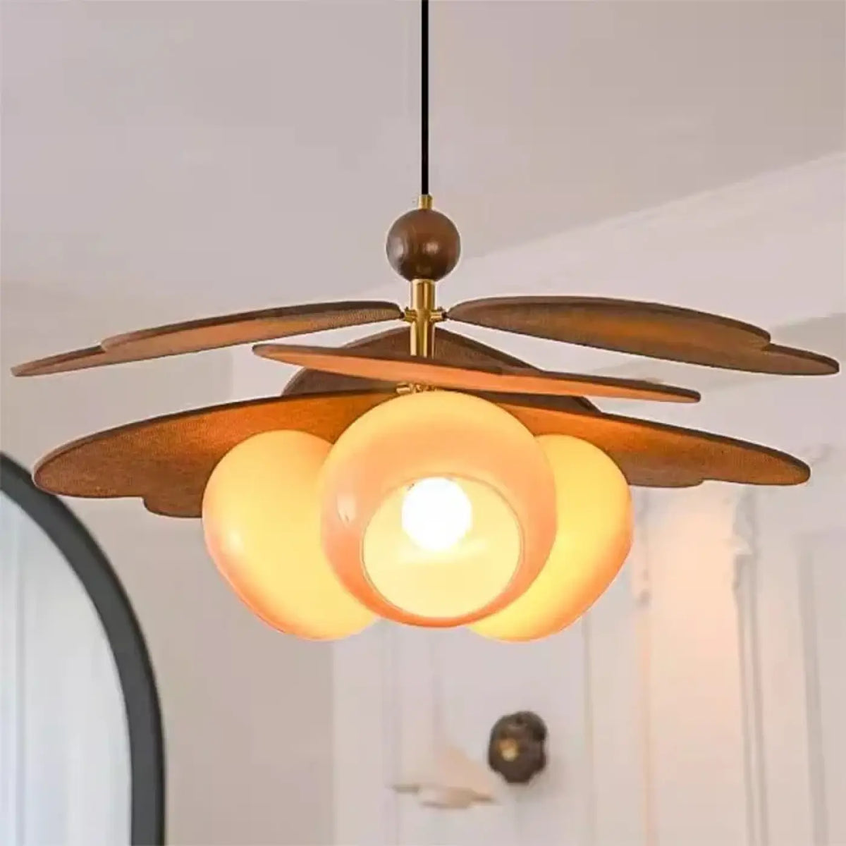 Suspension trois abat-jour en verre opalin et bois
