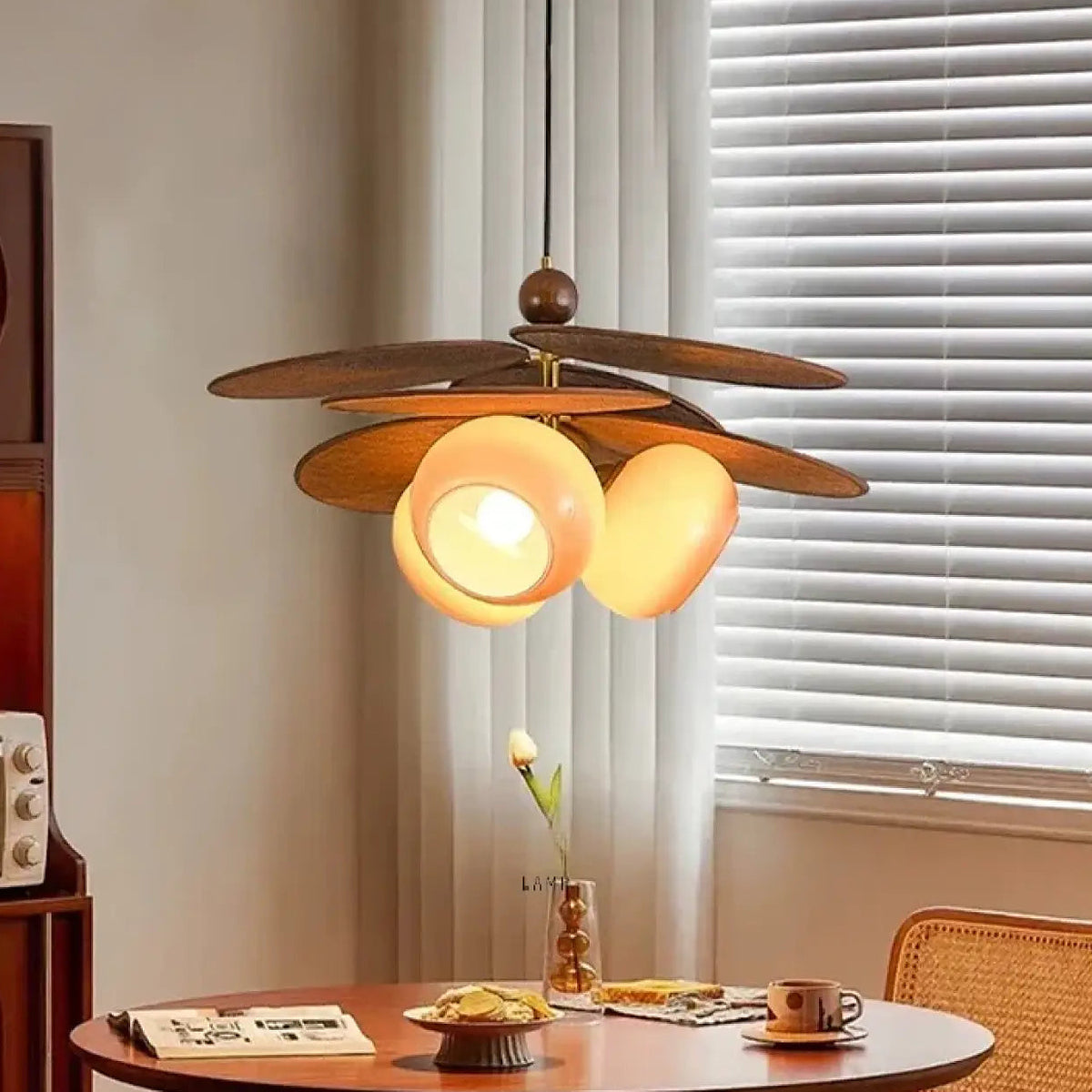 Suspension trois abat-jour en verre opalin et bois