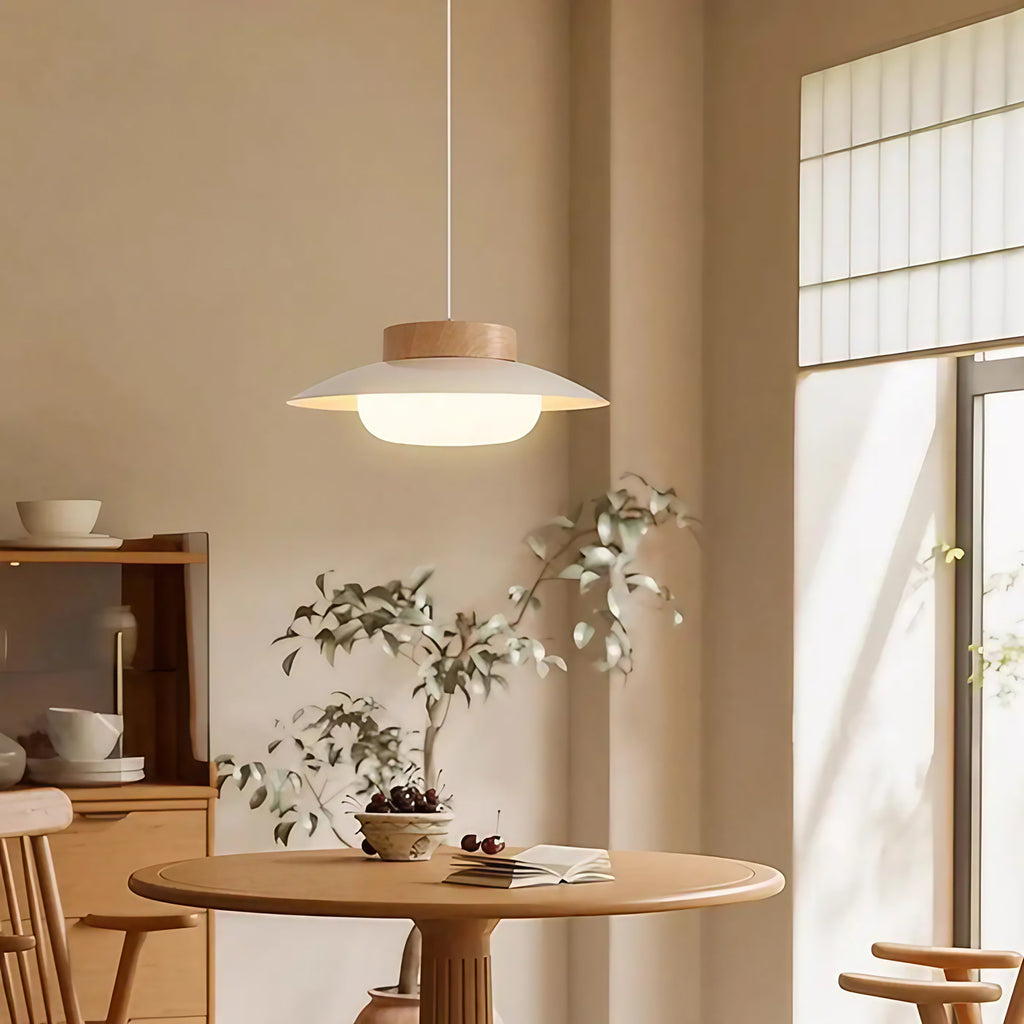 Suspension en bois et verre opalin, lumière douce