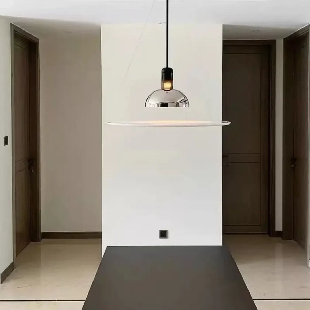 Suspension en métal à diffuseur blanc, argent, noir ou doré, argenté