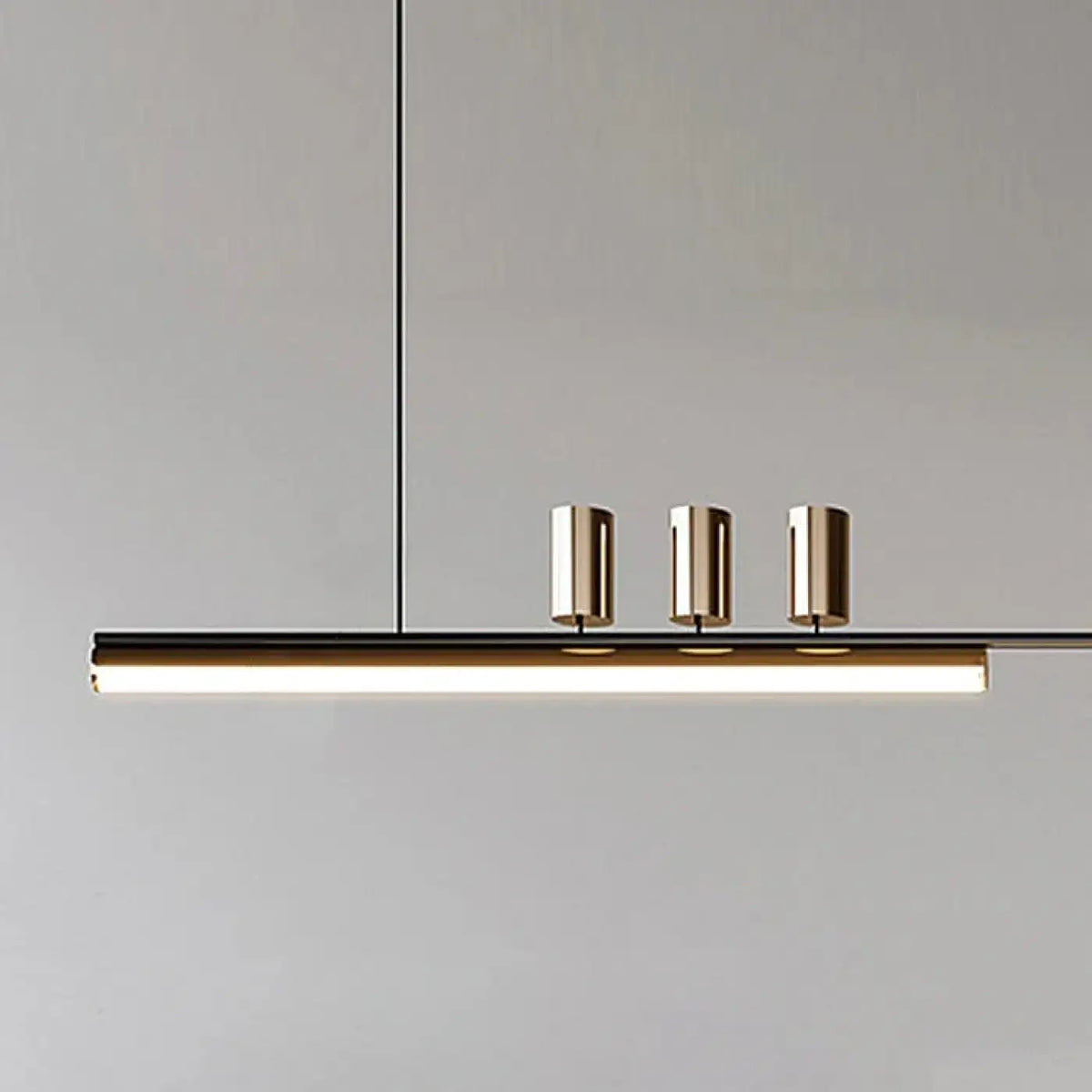 Suspension trois lampes en métal noir et doré, modèles A, B, C