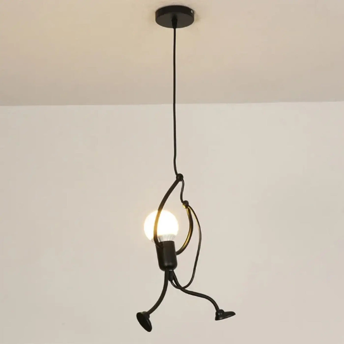 Suspension design à figurine en métal, esprit sculpture