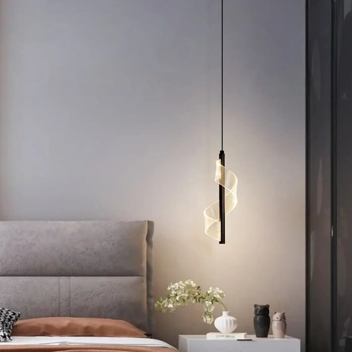 Lustre à pampilles noir ou doré, au design contemporain