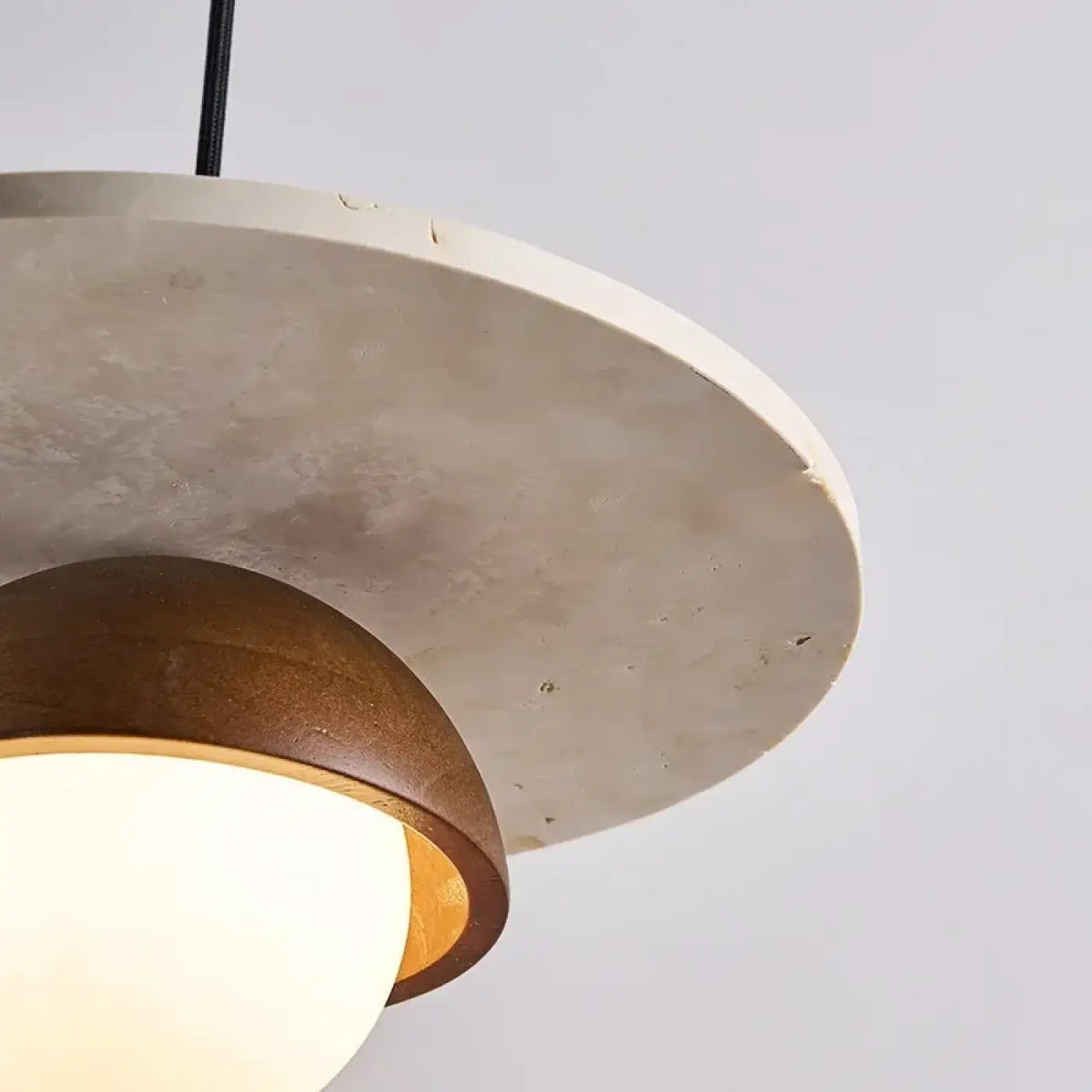 Suspension ronde en bois, béton et verre blanc opaque