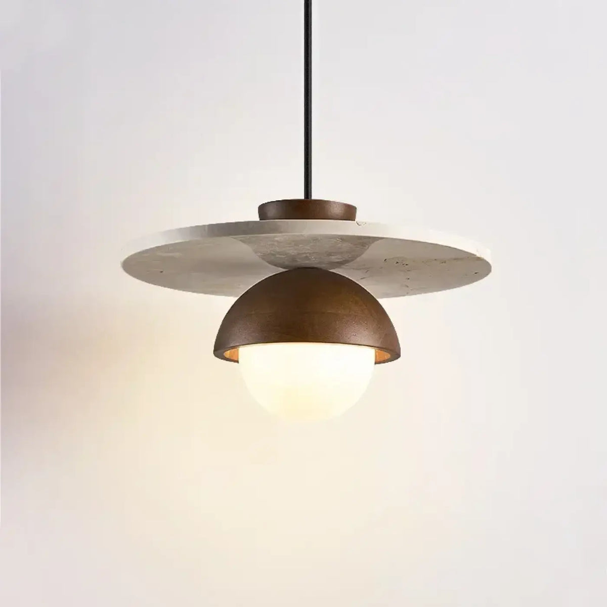 Suspension ronde en bois, béton et verre blanc opaque