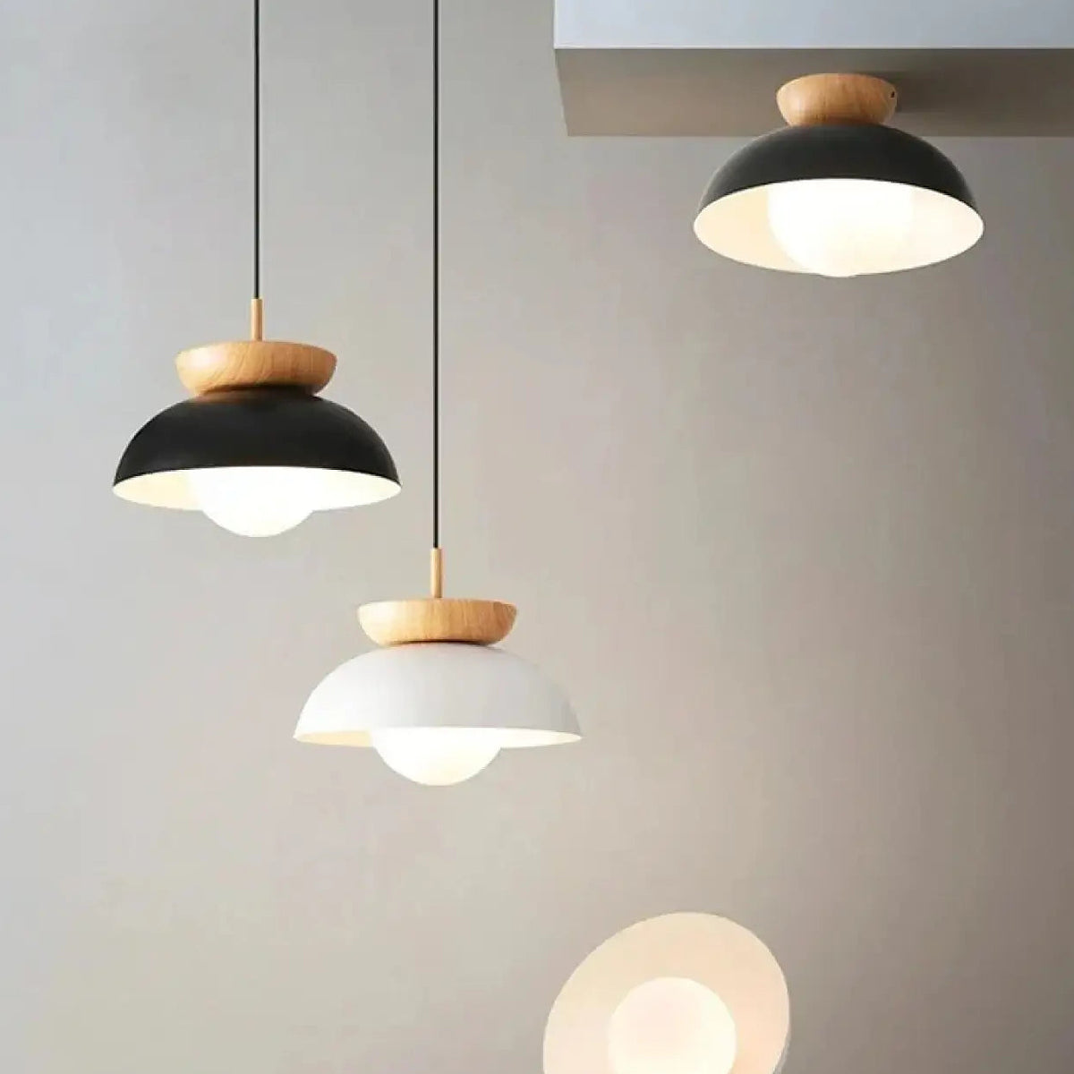 Suspension scandinave avec détail en bois, noir ou blanc