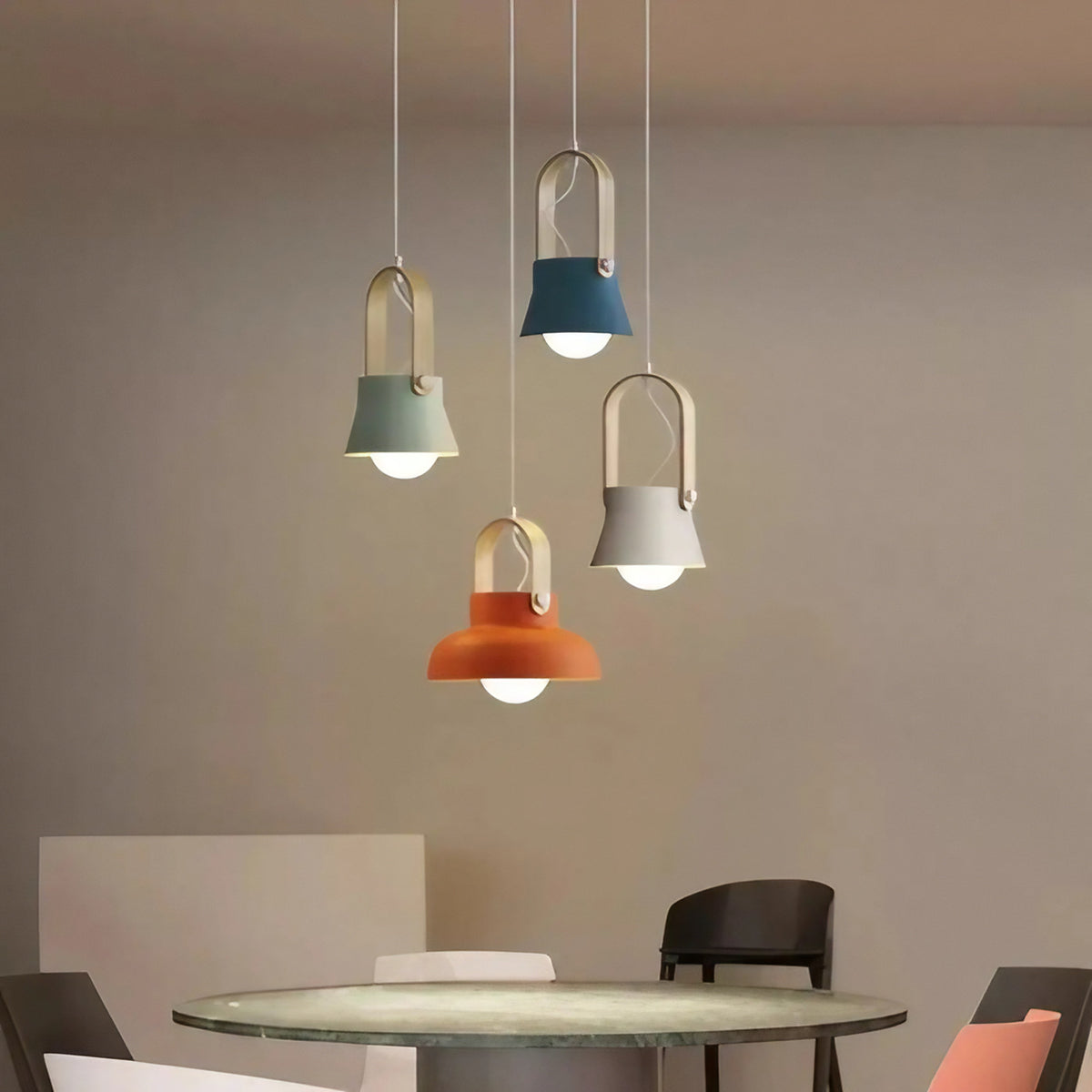 Suspension scandinave colorée avec détail en bois, quatre coloris