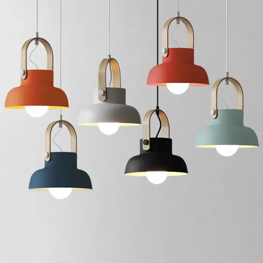 Suspension scandinave colorée avec détail en bois, quatre coloris
