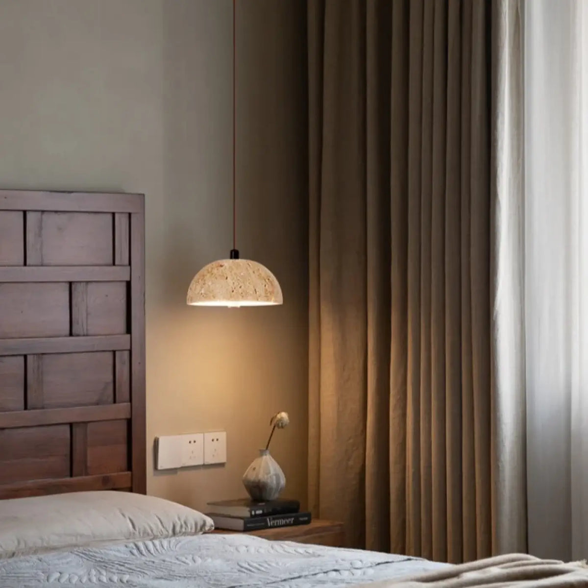 Suspension demi-sphère en travertin beige