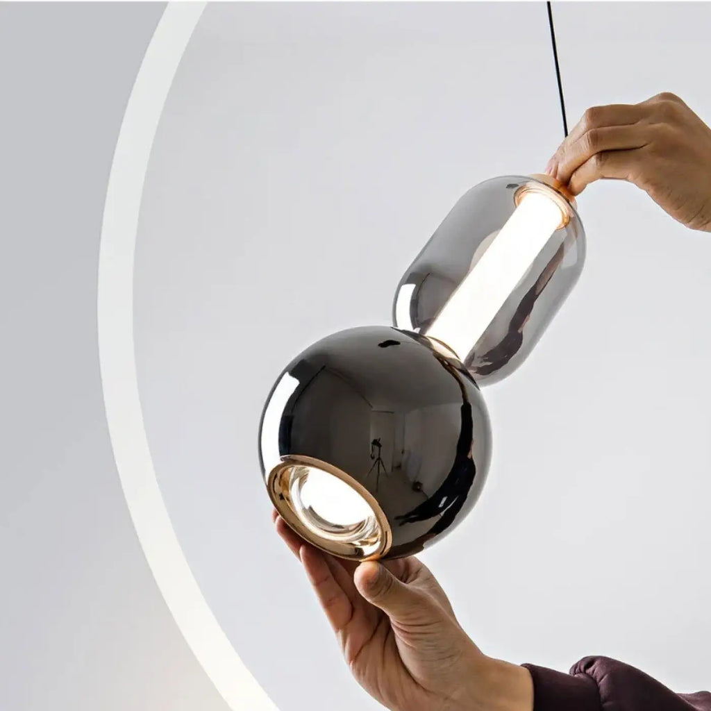 Suspension globe en verre opalin blanc, monture noire ou blanche
